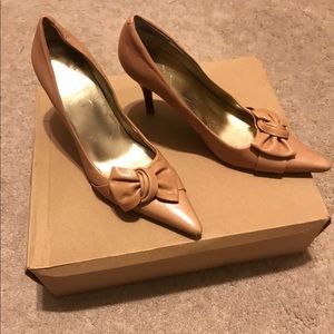 Bone leather pumps